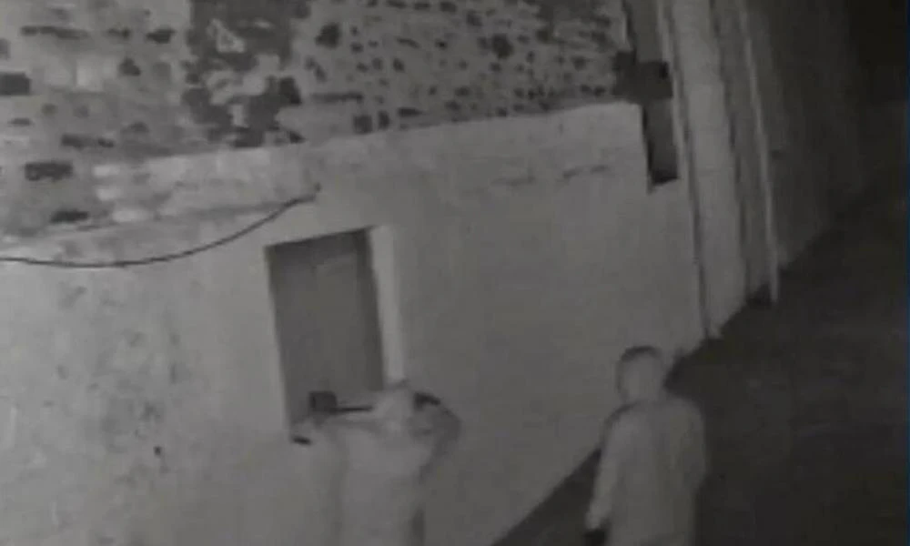 Θεσσαλονίκη: Κάμερα έπιασε ιερόσυλους να κλέβουν τάματα από ναό